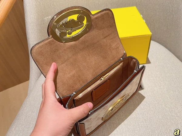 COACH Hero 馬車ロゴ