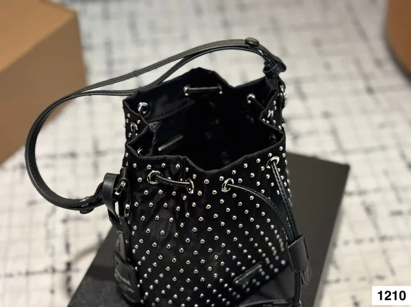 prada ハンドバッグ ドット柄