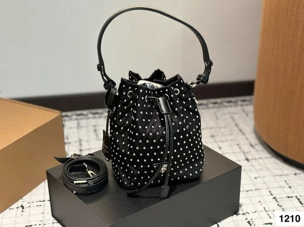 プラダ ナイロン ショルダーバッグ