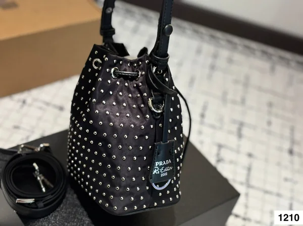プラダ スタッズ ミニバッグ