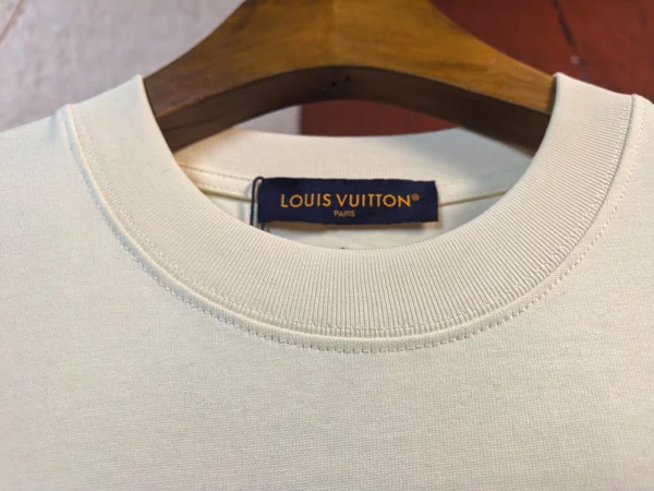 ルイヴィトン 刺繍ロゴ Tシャツ