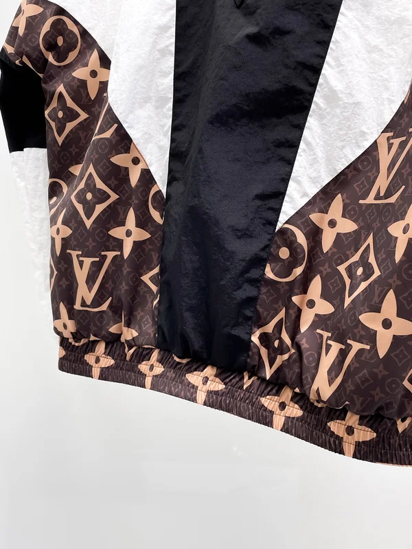 ルイヴィトンジップアップパーカー