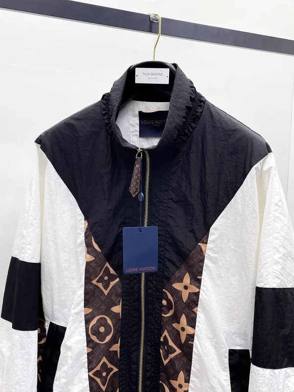 ルイヴィトンジップアップパーカー