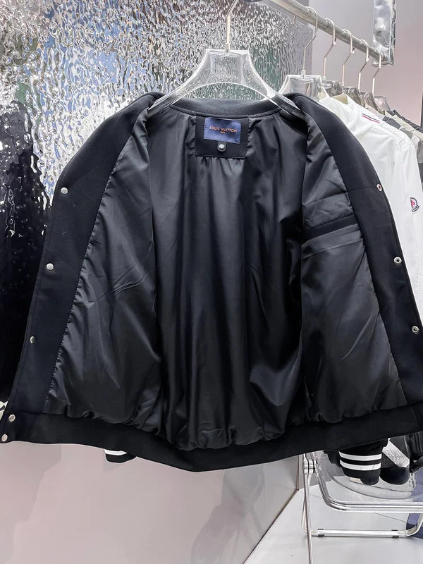 LOUIS VUITTON 刺繍ロゴジャケット