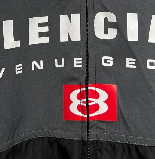 バレンシアガ ロゴ パーカー