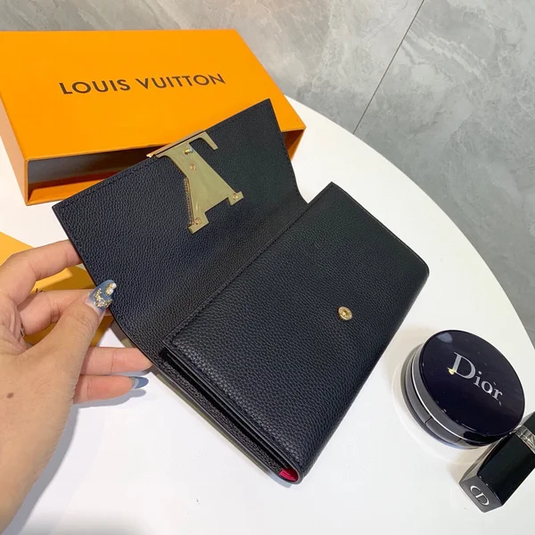 LOUIS VUITTON capucines