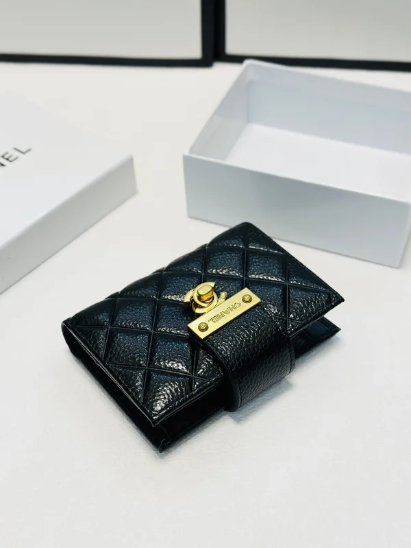 シャネル コンパクトウォレットキャビアスキン