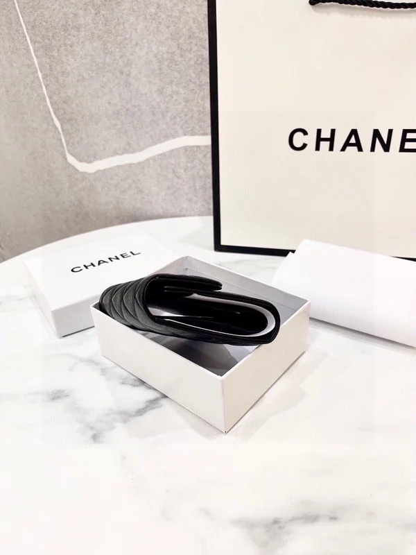 CHANEL キャビアスキン 短財布