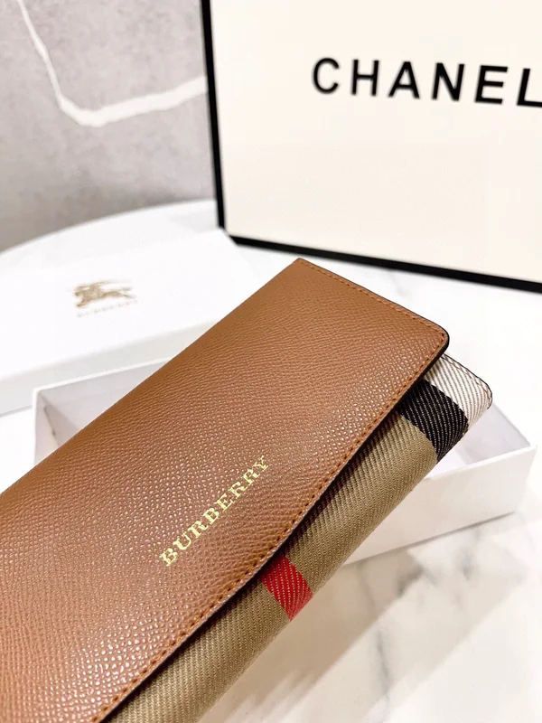 バーバリー長財布 TAN