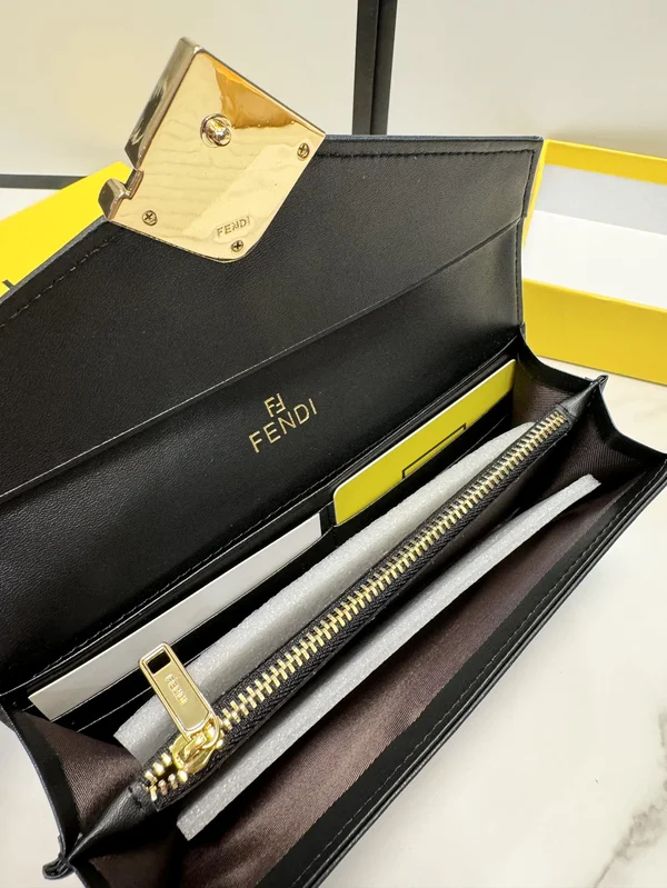 FENDI FFダイヤモンド コンチネンタル ウォレット