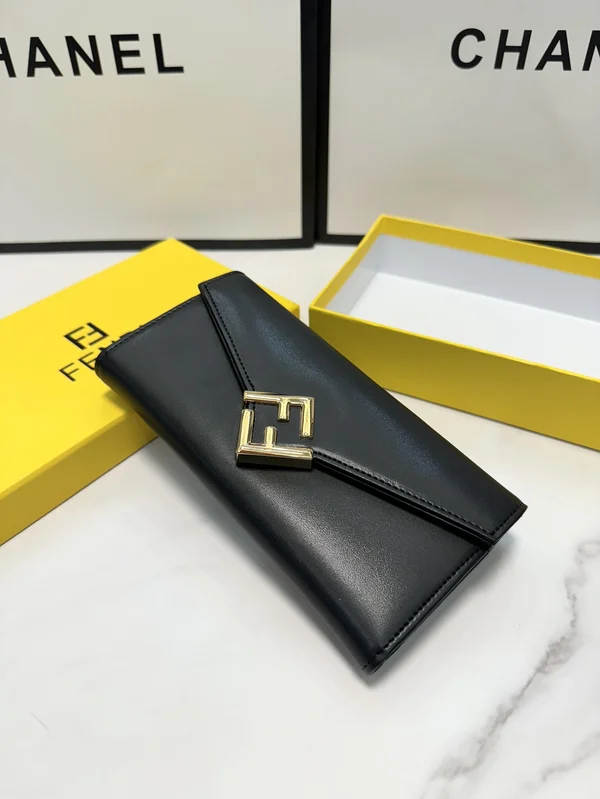 FENDI FFダイヤモンド コンチネンタル ウォレット