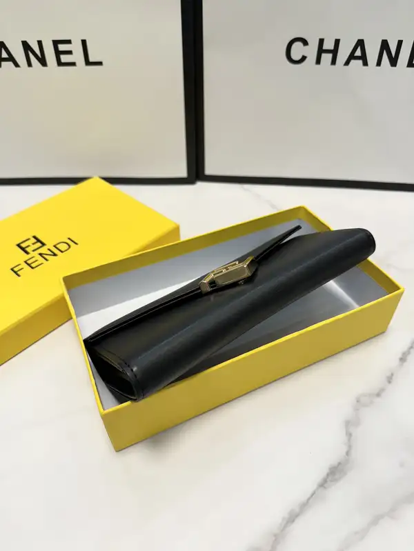 FENDI FFダイヤモンド コンチネンタル ウォレット