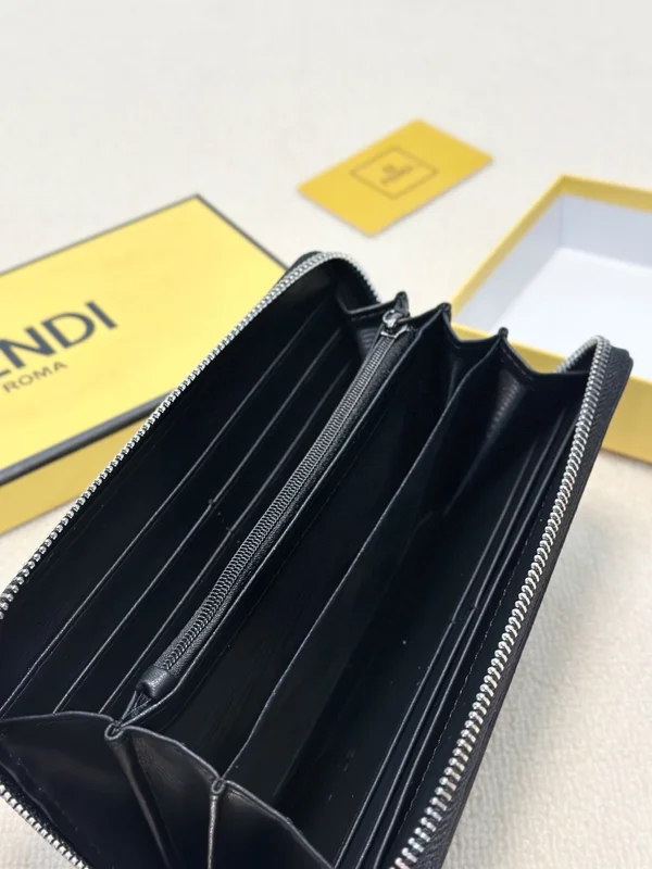 フェンディ ラウンドファスナー 長財布