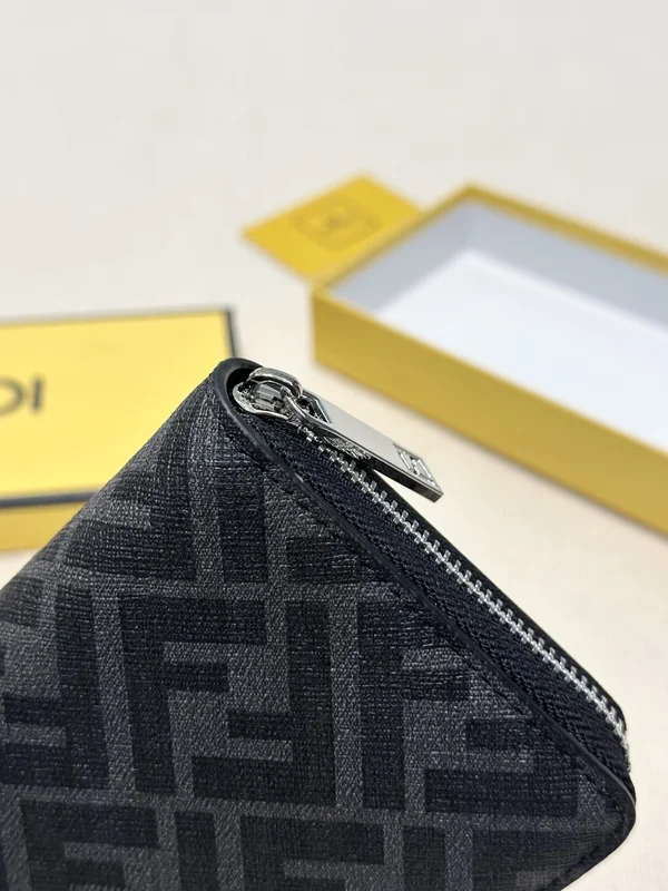 フェンディ ラウンドファスナー 長財布
