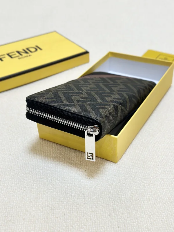 フェンディ ラウンドファスナー長財布