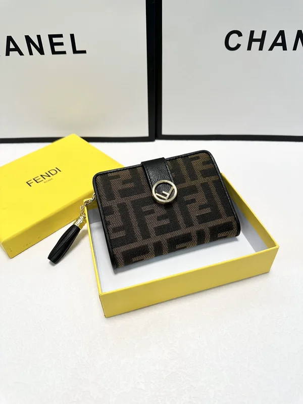 フェンディ 三つ折り財布