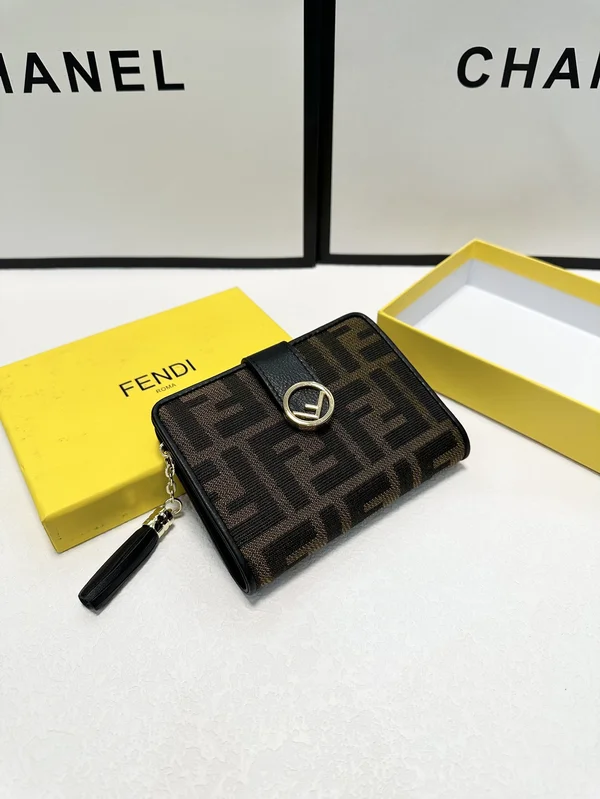 FENDI 3つ折り財布 レディース