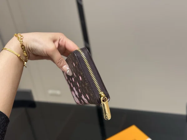 ルイヴィトン 村上隆 ジッピー ウォレット