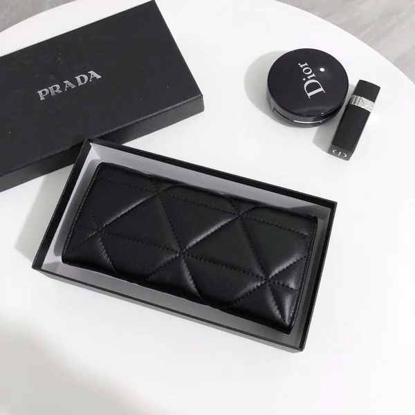 プラダ 二つ折り 長財布