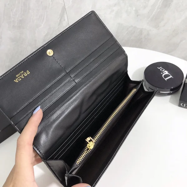 PRADA 財布 おしゃれ