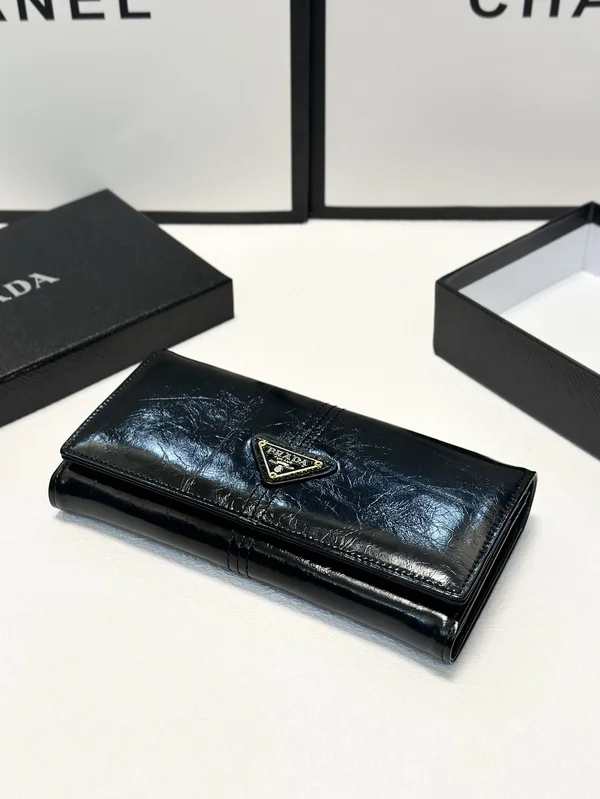 プラダ 二つ折り長財布 レザー 黒