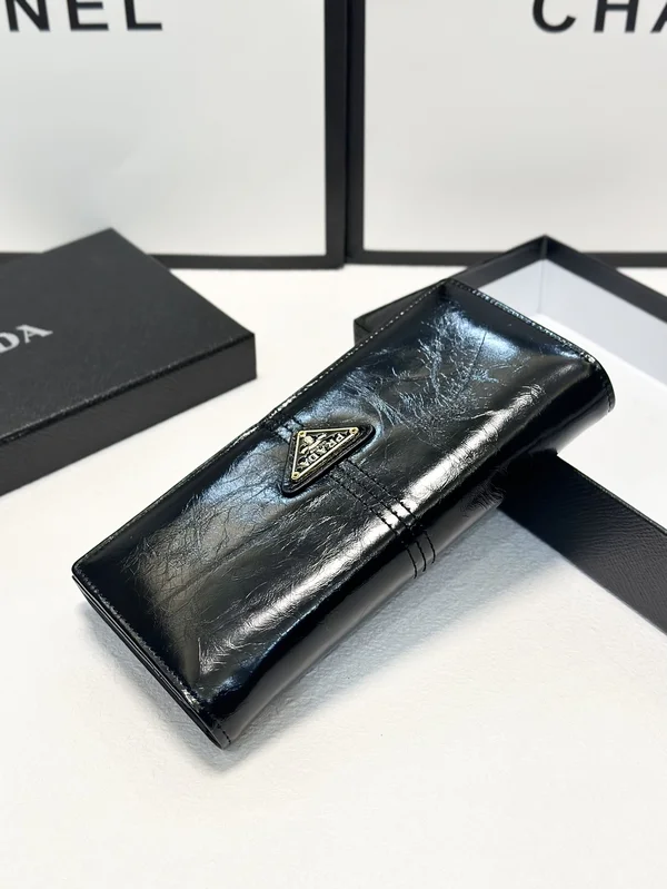 プラダ 長財布 トライアングル ロゴ