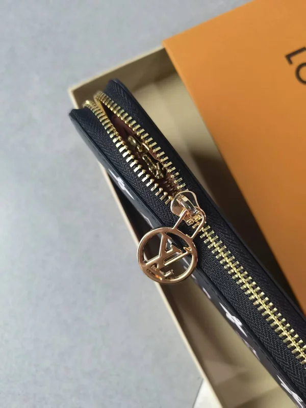 ルイヴィトン ジッピーウォレット エンボスレザー