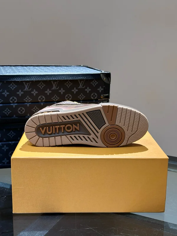 ルイヴィトン スニーカー 鋲 飾り