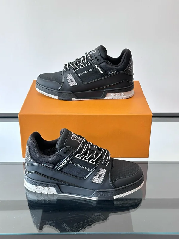 LOUIS VUITTON スニーカー メンズ 黒