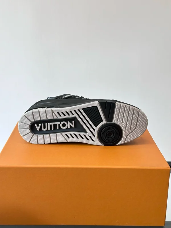 LOUIS VUITTON スニーカー メンズ 黒