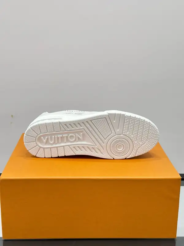 LV モノグラム スニーカー