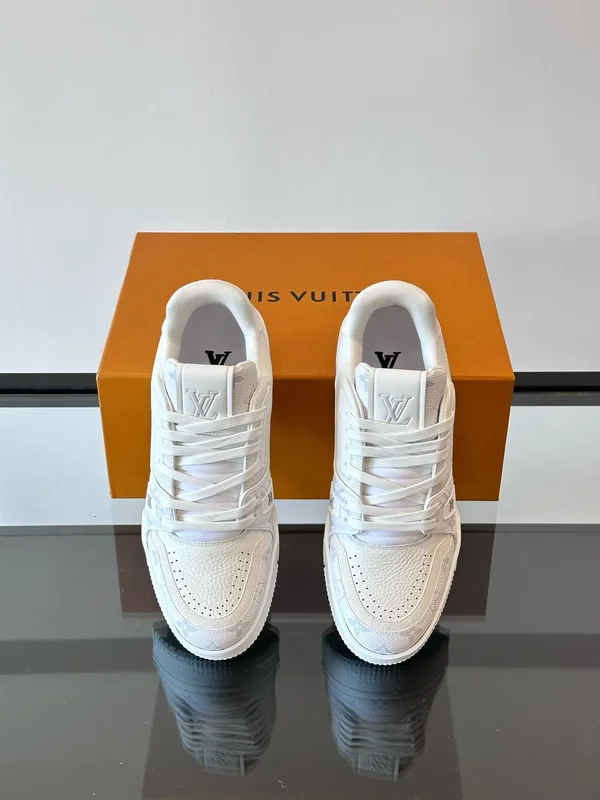 ルイヴィトン 白シューズ