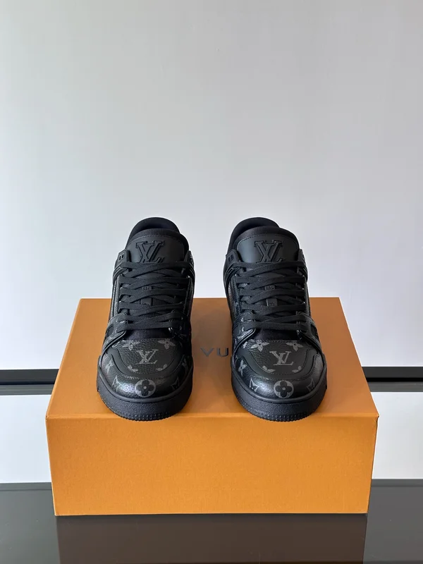 ヴィトン モノグラム スニーカー