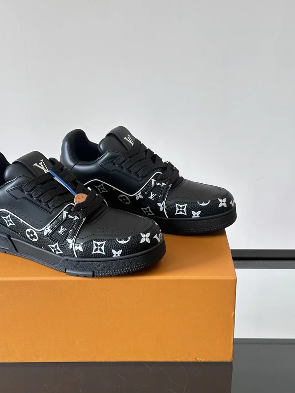 ルイ ヴィトン トレーナーライン スニーカー