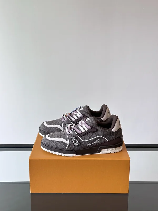 ルイヴィトン スニーカー 男性 かっこいい