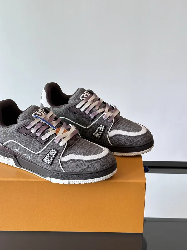 ルイヴィトン スニーカー 男性 かっこいい