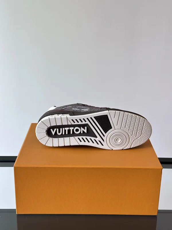 ルイヴィトン スニーカー 男性 かっこいい