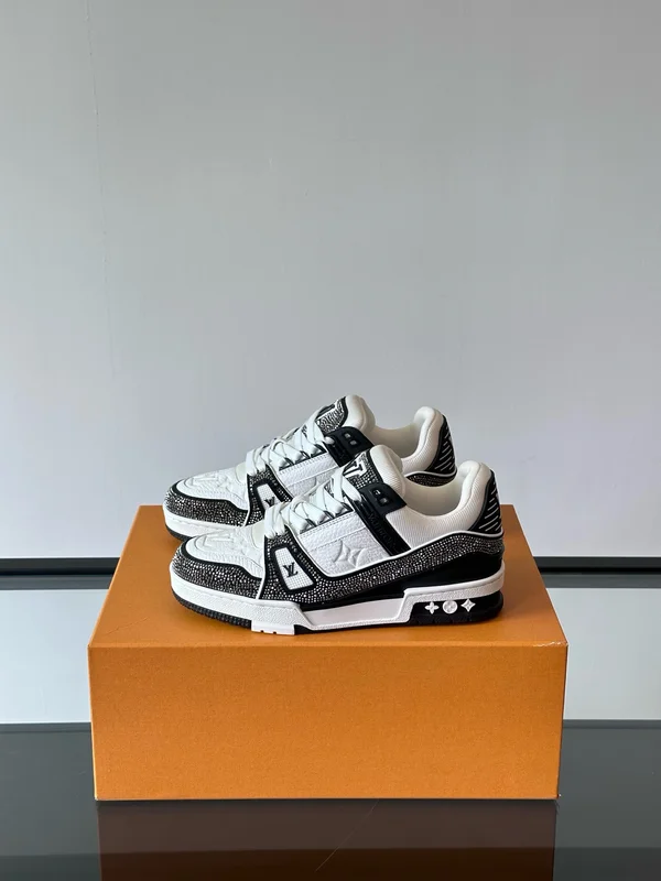 LV 白スニーカー