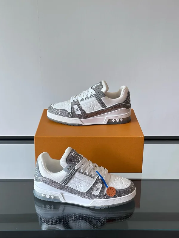 LOUIS Vuittonスニーカー エンボスレザー