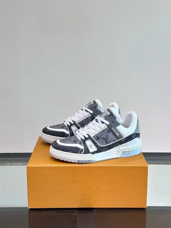 ルイヴィトン モノグラム スニーカー