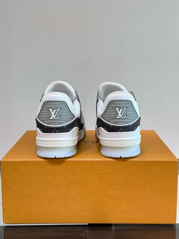 ルイヴィトン モノグラム スニーカー