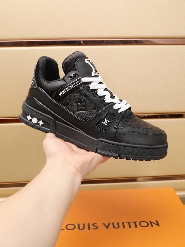 LV トレイナー エンボスレザースニーカー