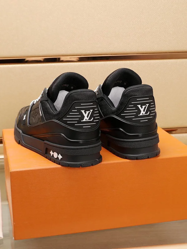 ルイヴィトン エンボスレザー スニーカー