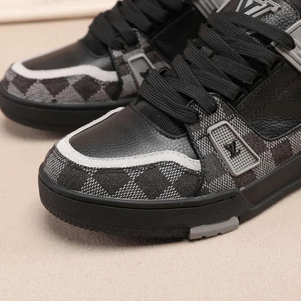 ブラック LOUIS VUITTON スニーカー