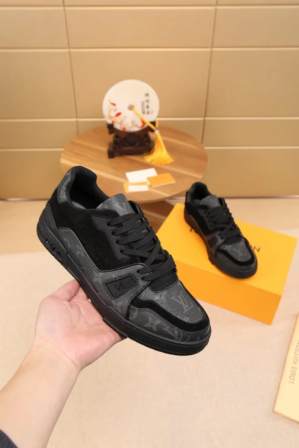 ヴィトン ブラック スニーカー