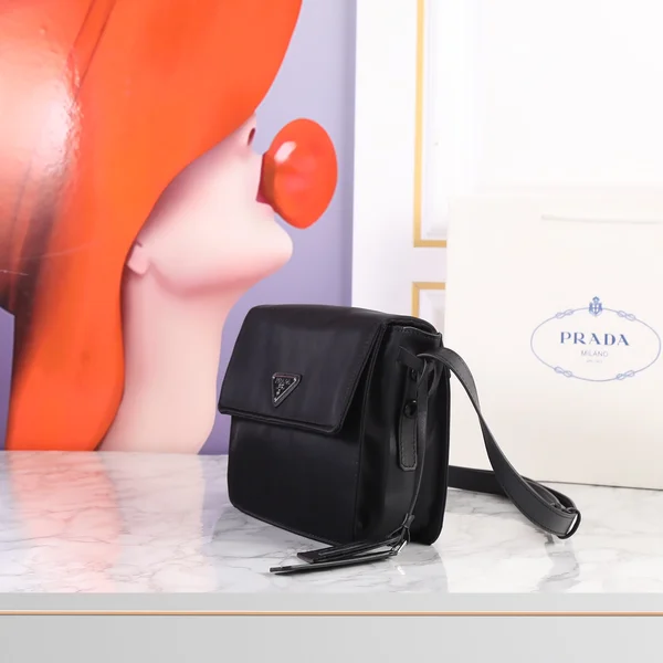PRADA ショルダーバッグ レディース ブラック