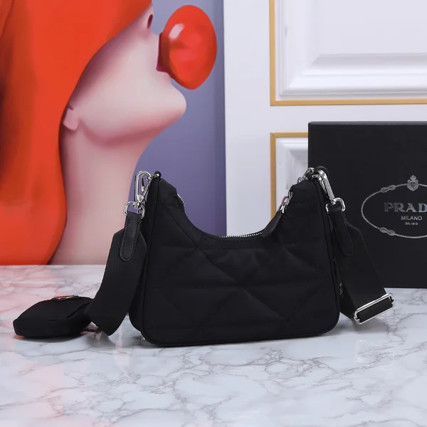 プラダ パデッド バッグ