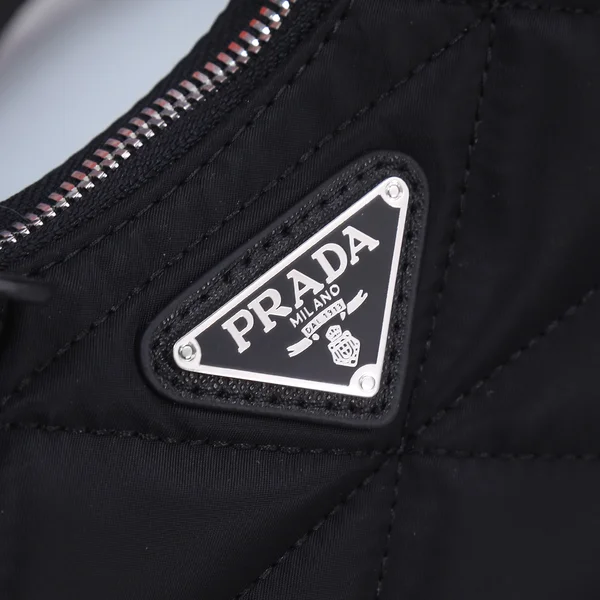 PRADA バッグ 黒