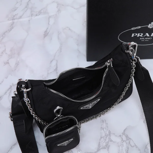 PRADA バッグ 黒