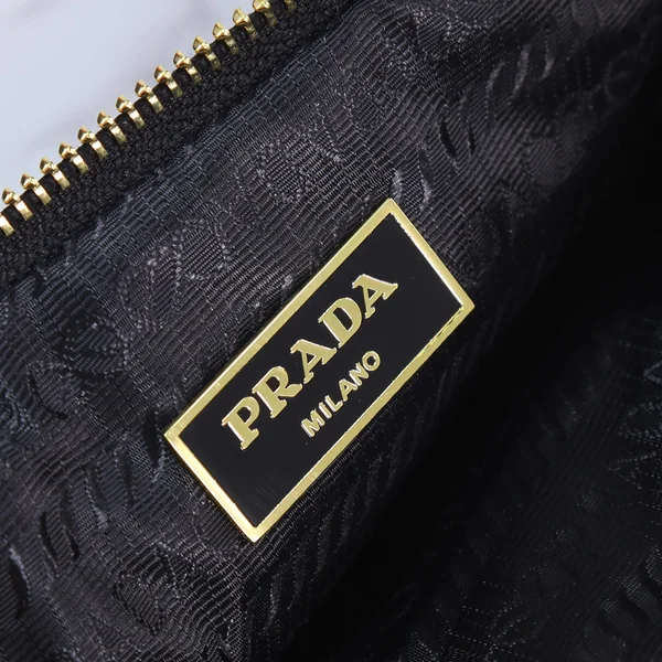 プラダ ショルダーバッグ レディース